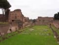 Ruiny na Palatine.. Boli sme z toho prekvapeni, ale rimania stavali vacsinu stavieb z tehal a potom ich obkladali mramorom alebo travertinom. Ten je uz ale davno zrecyklovany a zostali len tehly. Inak jedna sa o Stadio di Domitian.