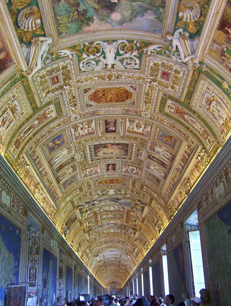 Strop c. 2. Galleria delle Carte Geografiche. Nie je to sice moc vidno, ale na stenach su namalovane mapy casti Talianska.